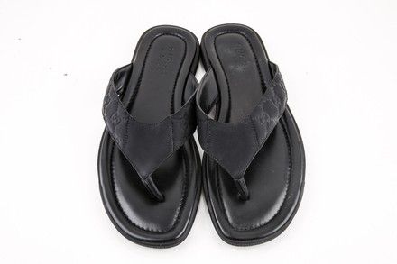 black gucci thong sandals